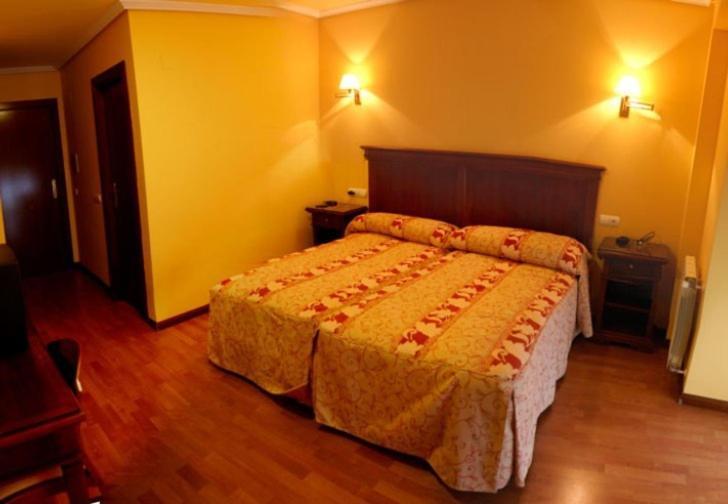 Hostal Torres San Leonardo de Yagüe Δωμάτιο φωτογραφία