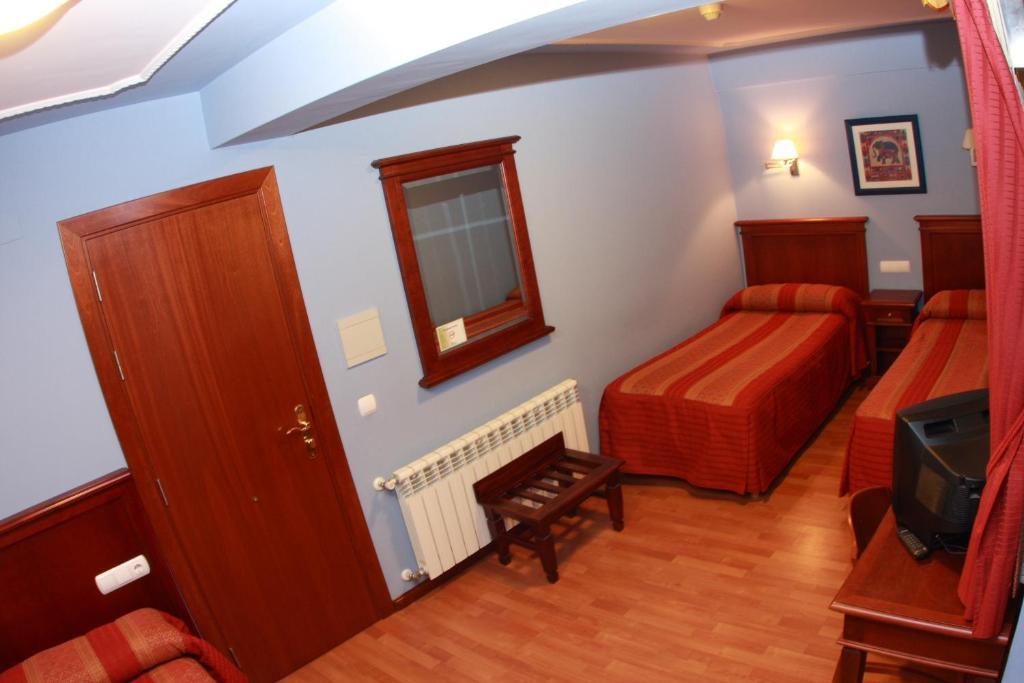 Hostal Torres San Leonardo de Yagüe Δωμάτιο φωτογραφία